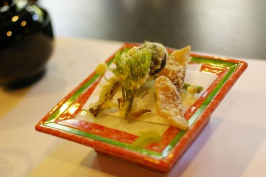 鯉の竜田揚げと季節の野菜を抹茶塩でいただきます。/