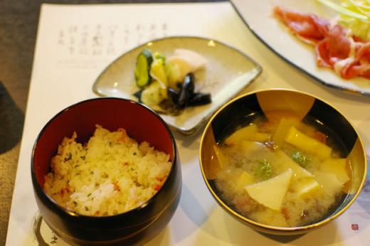 うこぎ桜海老御飯、山菜汁、自家製盛合せ/