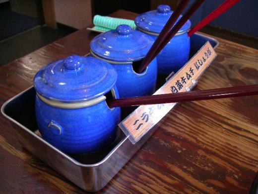 自家製キムチをお好みでトッピングしながら・・・/