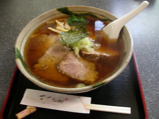 透明な和風の鶏ガラスープが絡む中太シコシコ縮れ麺/