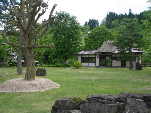 中門をくぐって玉蘭亭を望みます/