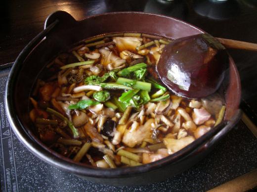 鍋に沢山の山菜と鳥が入ってます!/