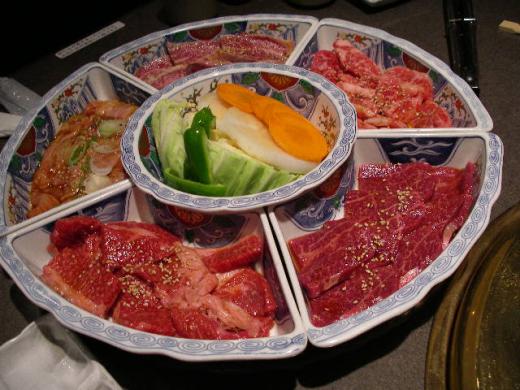 右下の赤身は牛刺しです。/