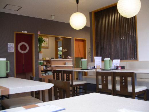 和風モダンな明るい店内です。/