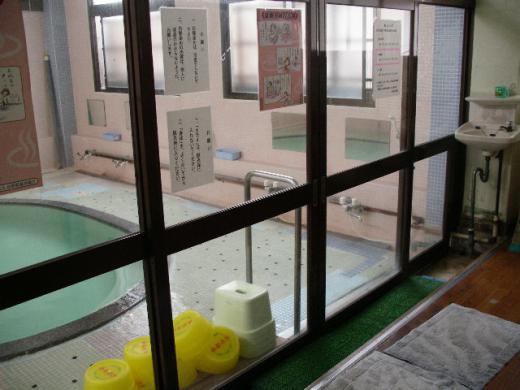 脱衣所から見た浴室/