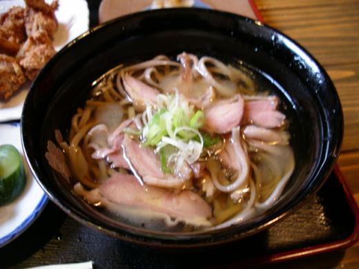 小さめの冷たい肉蕎麦がつきます。/
