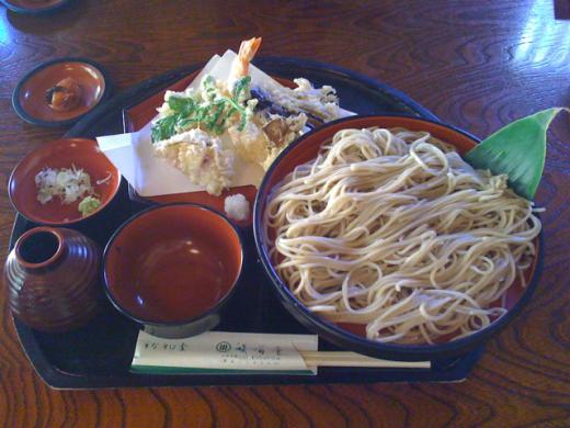 梅干しをそば湯に入れてしめます。/