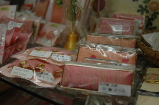 こちらは米沢織の印鑑入れ/
