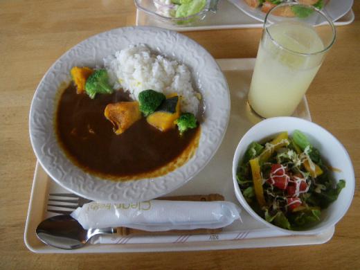 好きなドリンク&サラダがセットです。/