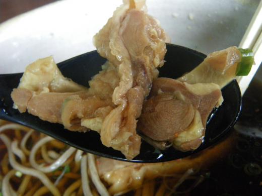 堅めで肉厚の親鳥肉/