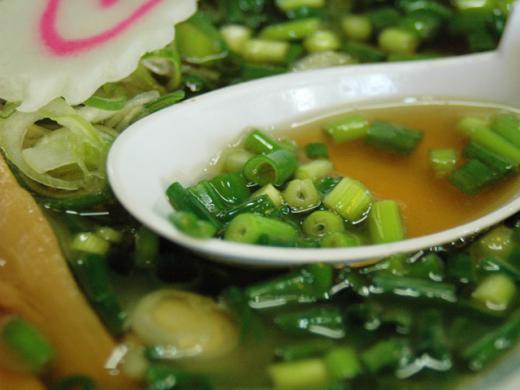 スープが見えないほどネギが浮いてます/