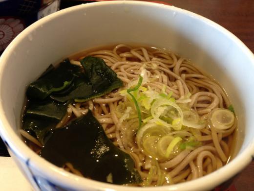 山形のそばが付きます/