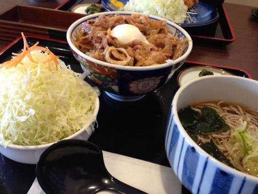 山盛りのサラダも付いてお得/