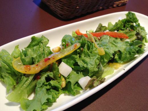 Bコースの新鮮な季節のサラダ/