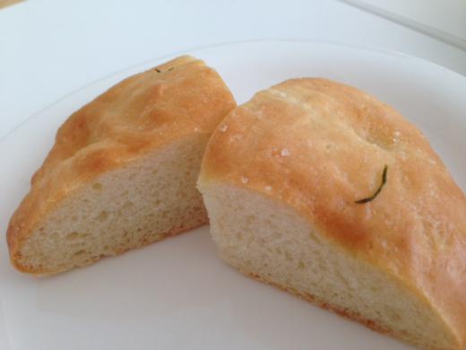 お惣菜に手造りのフォカッチャが付きます/