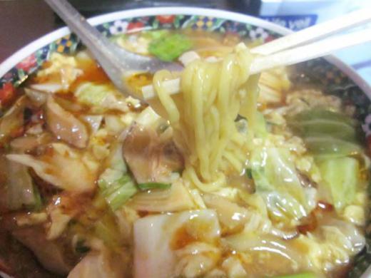 中太麺をスープにからませて…/