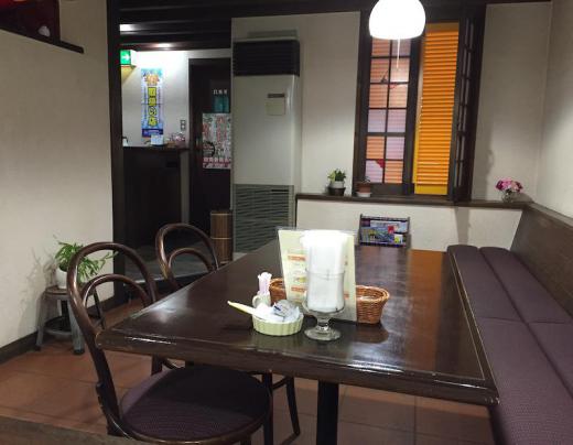 少人数向けのシンプルな店内/