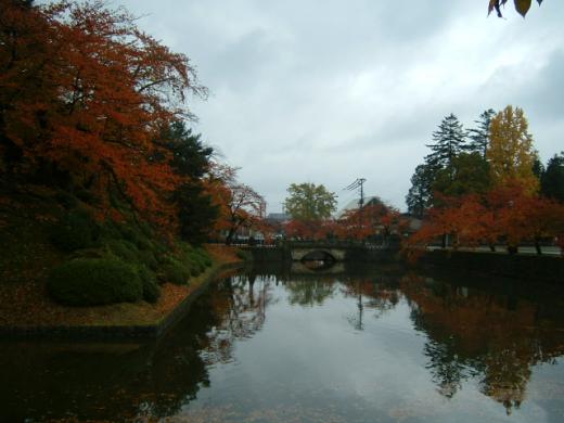 上杉神社のめがね橋を望む/