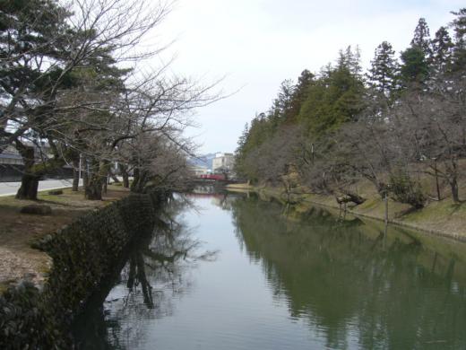 上杉神社のお堀です。/