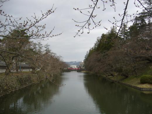 お堀東側から西側「菱門橋」方向/