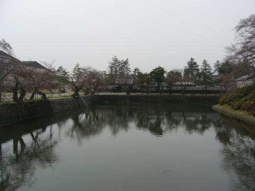 上杉神社眼鏡橋より上杉記念館、観光物産協会事務所を撮る/