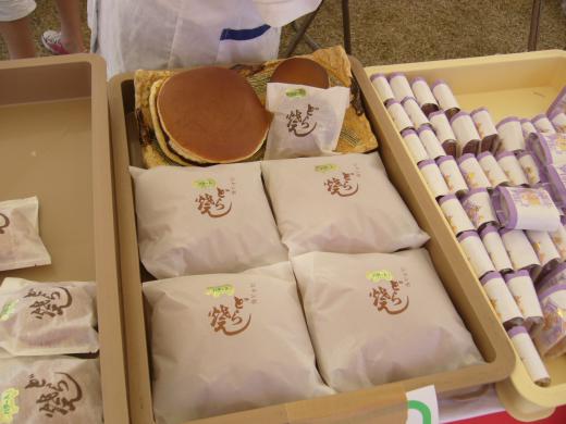名物!角屋菓子店のジャンボどら焼き!/