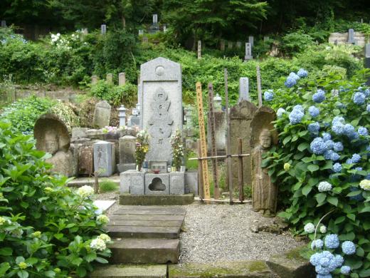 前田慶次の供養塔/