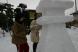 赤湯中学生が雪とうろうの仕上げに:2013/02/02 09:43