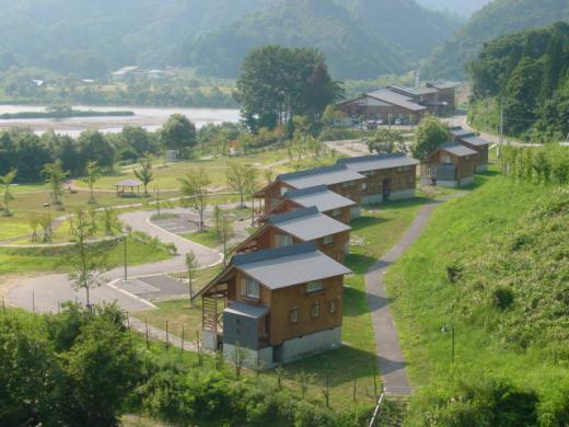 隣接するコテージの全景/