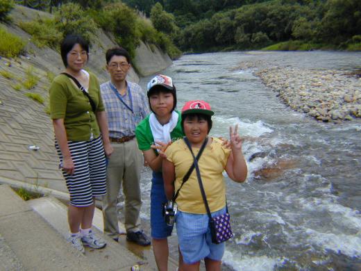 白川をバックに/