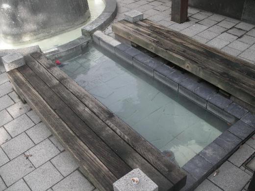 これが足湯。本気でかなり熱いです。/