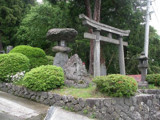 みなひとの あゆみをはこぶ いわなみの ちかいはつきじ こけのむすまで/