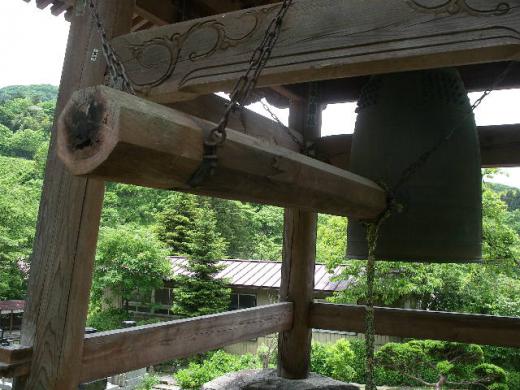 梵鐘は山間の岩波地区の自然を見渡せるところに・・・/