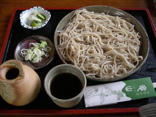 シャッキリした手打ち細麺/