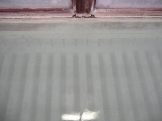 湯船の底から源泉100%の硫黄湯が湧いています!/