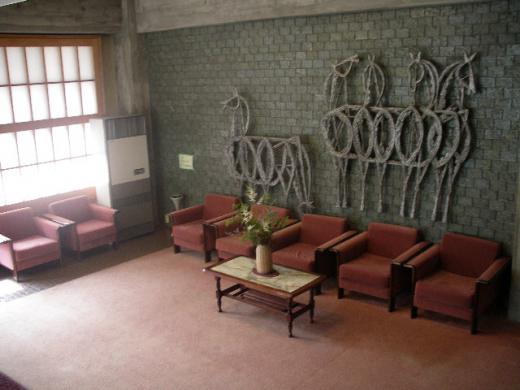 玄関エントランスのアートなロビーです!/