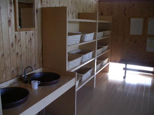 解放的でとても明るい脱衣所です。/