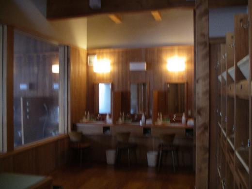 木の温もりを感じる脱衣室/