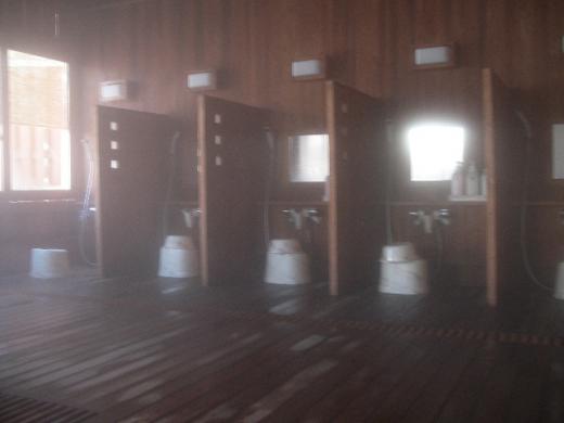 一人一人仕切られた洗い場/