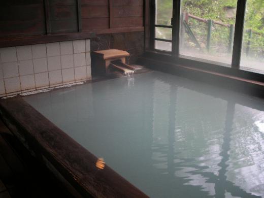 硫黄泉(強酸性明ばん緑ばん泉)が効いています!/