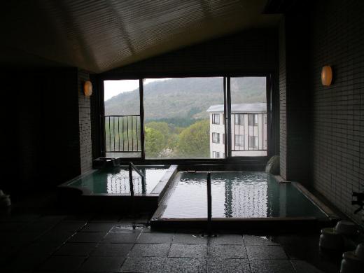 左が沸かし湯で右が強酸性硫黄泉/