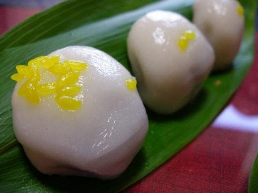 もち米とうるち米のお餅の中にこし餡がはいってます。/