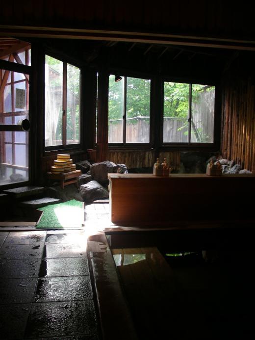 沸かし湯と源泉内風呂です。/