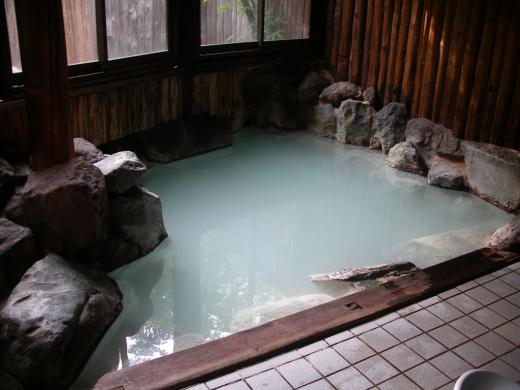 硫黄たっぷり天然岩風呂です!/