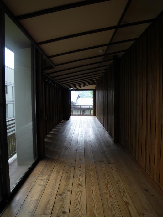 桧と杉板張りのアプローチ/