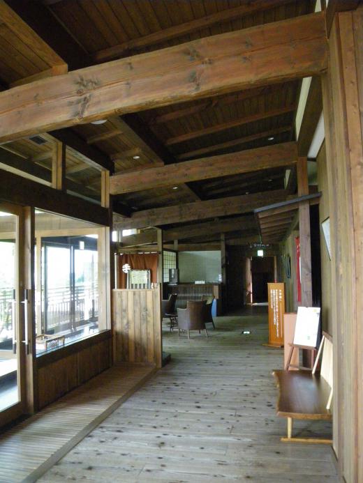 全面ガラス張りの足湯やテラス・・・/