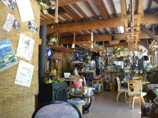 明るくてカジュアルな店内です!/