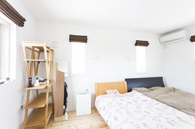 パイン無垢材を使用し ナチュラルで暖かみのある寝室：画像