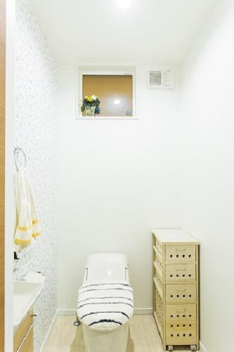 白を基調とした清潔感のあるトイレ：画像