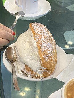 イタリア発祥の伝統的なデザート。パン生地に生クリームを挟んである。